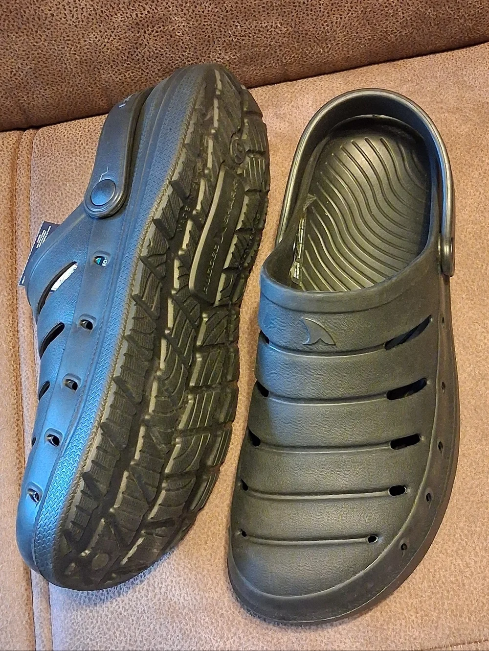 Rugged Shark Men's Black Slip-On Water-Resistant Clog Size 10